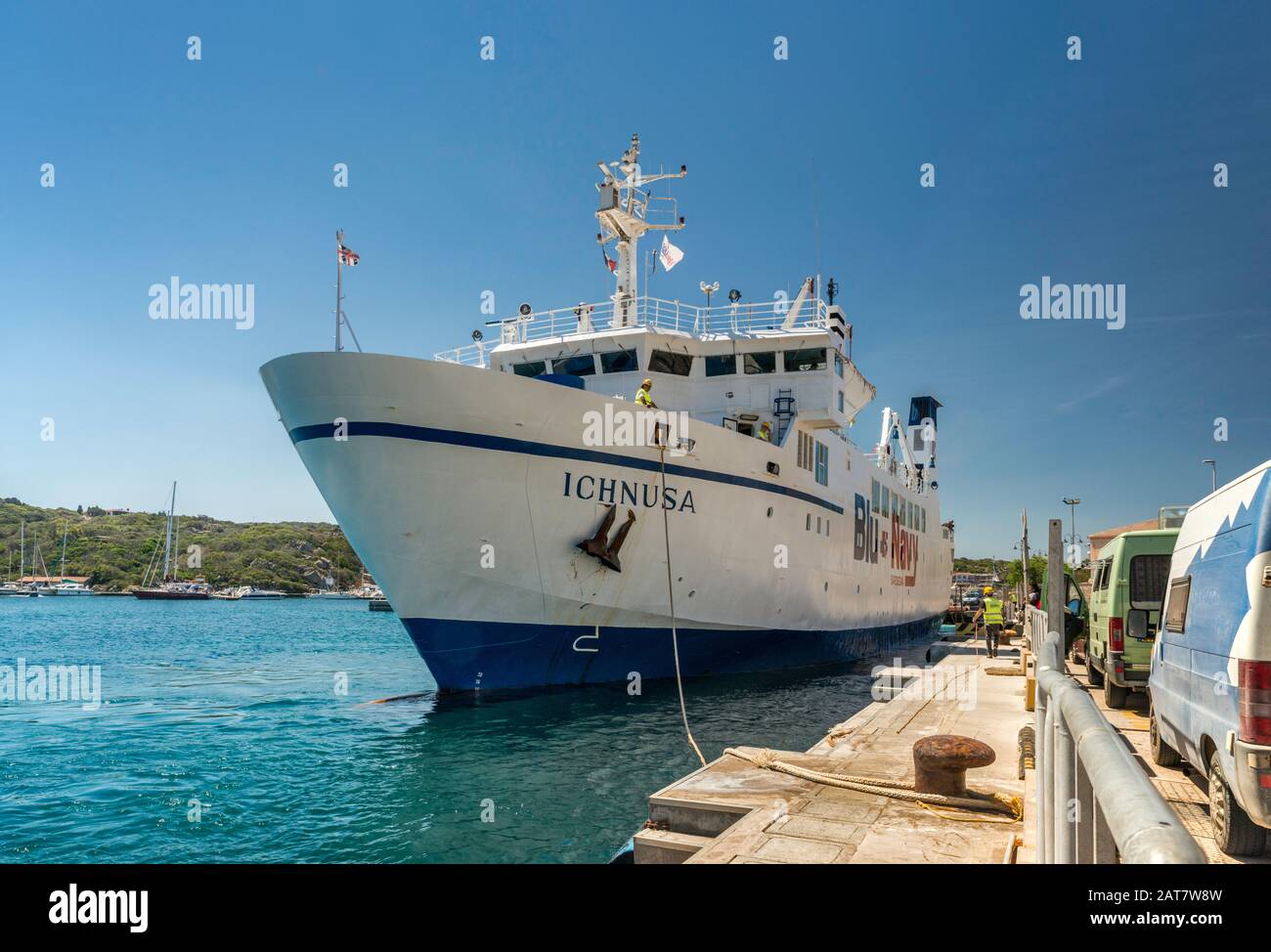 Mme Ichnusa, ferryboat BluNavy, amarrée au terminal des ferries au port de Santa Teresa di Gallura, Sassari, Sardaigne, Italie Banque D'Images