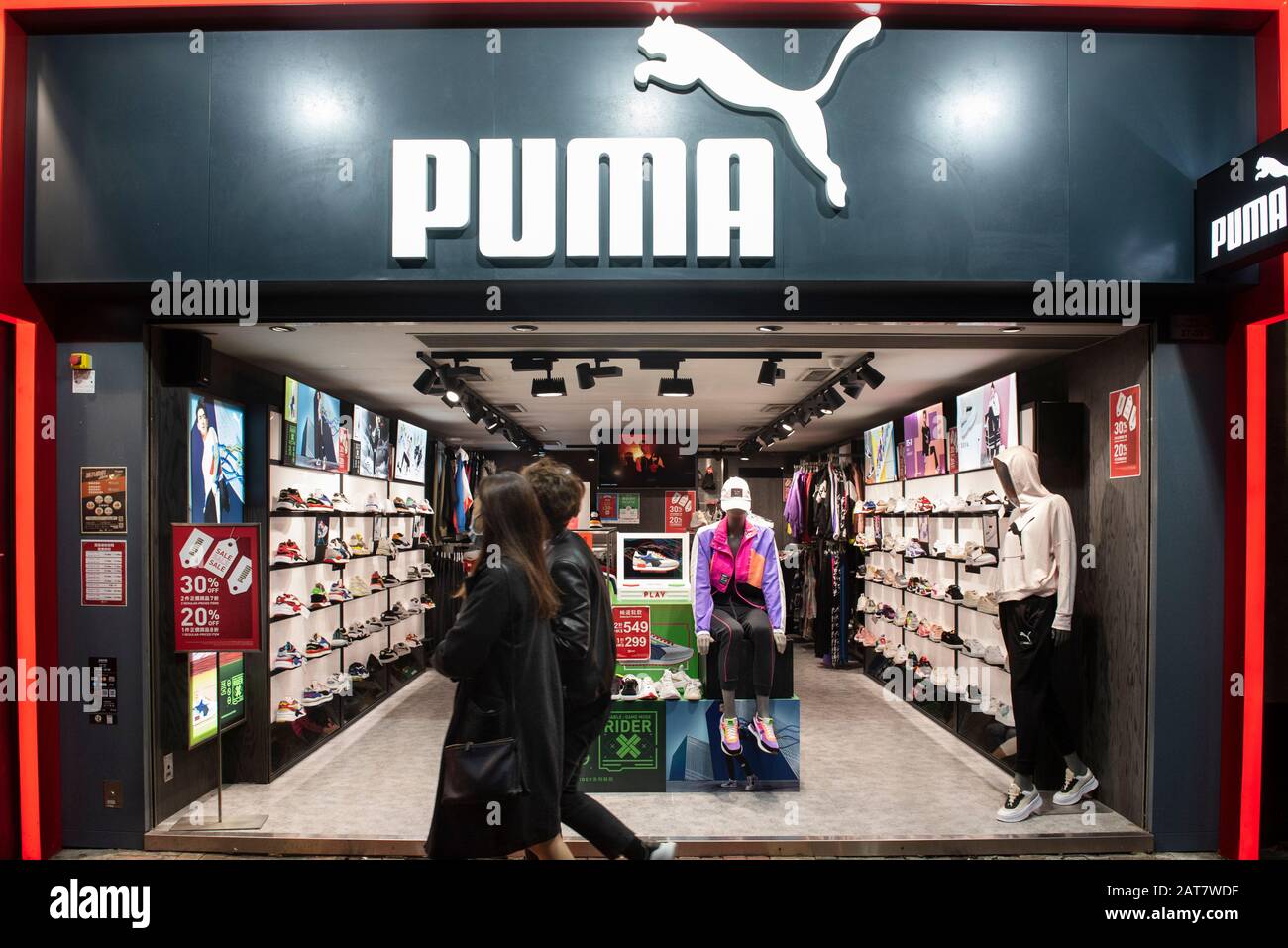 Les piétons marchent devant un Puma, une marque multinationale allemande de vêtements de sport, magasin à Hong Kong. Banque D'Images