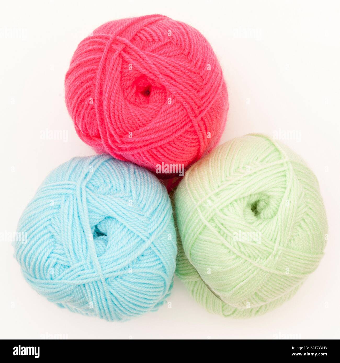 Trois balles de laine colorée sur fond blanc Banque D'Images