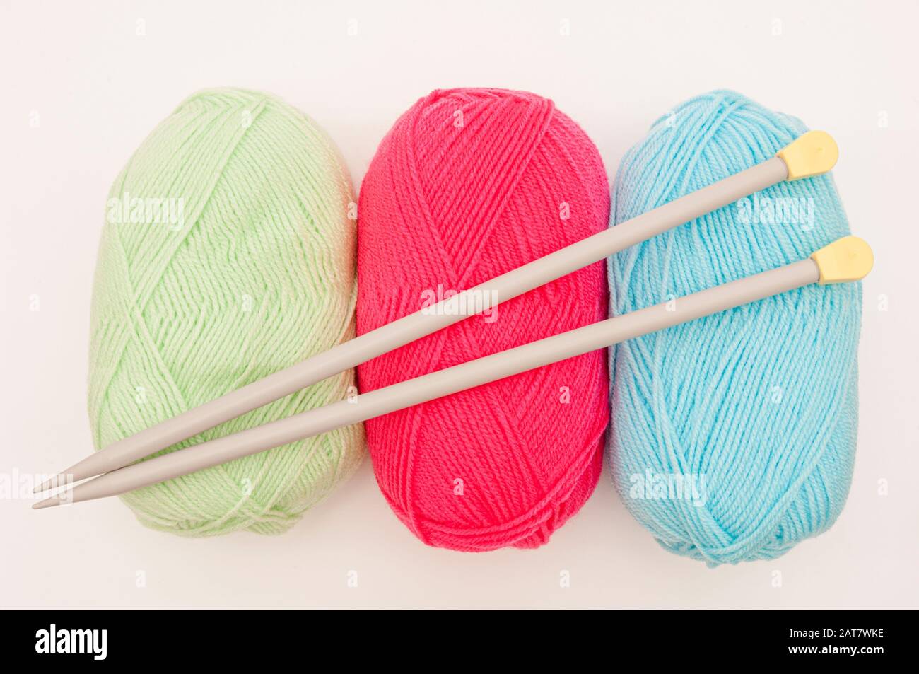 Billes de laine colorée avec aiguilles tricotées Banque D'Images