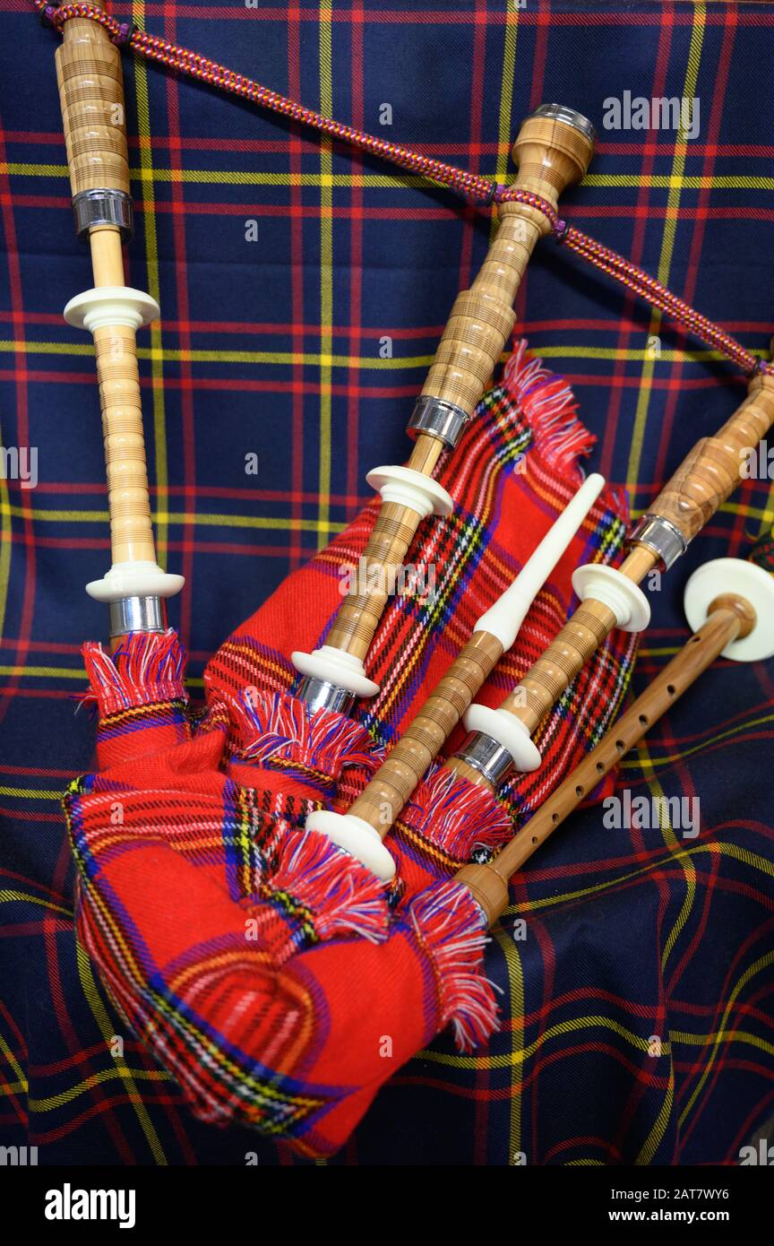 Ancien instrument de musique folk écossais cornemuse et coloré tissu tartan  close up Photo Stock - Alamy