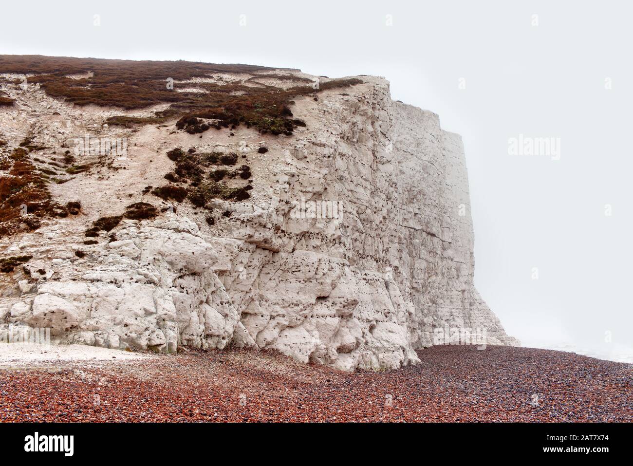 Falaises de craie et plage de galets. Sept Sœurs falaises blanches sur la côte de la Manche, South Downs National Park, South East England, Royaume-Uni. Banque D'Images