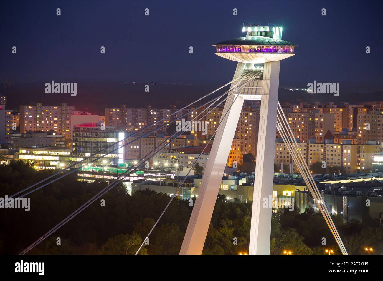 Plate-forme d'observation du pont SNP (également appelé Nouveau pont et pont OVNI) au centre de Bratislava, Slovaquie Banque D'Images