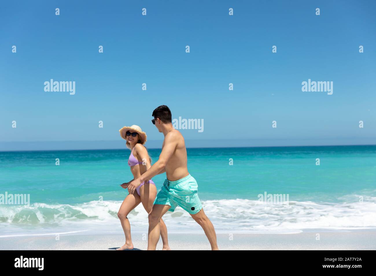 Un jeune couple marchant à côté de la plage Banque D'Images