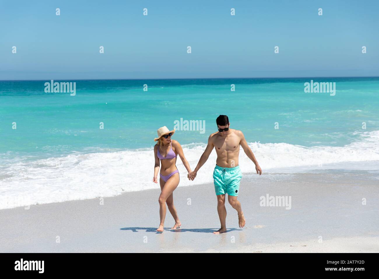 Un jeune couple marchant à côté de la plage Banque D'Images