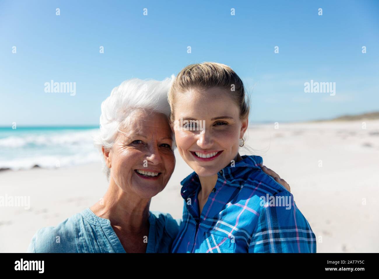 Grand-mère et mère à la plage Banque D'Images