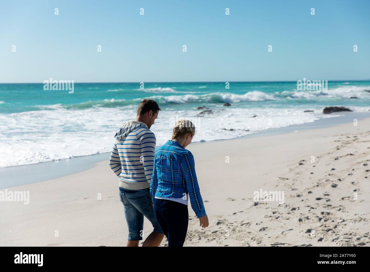 Couple en train de marcher ensemble à la plage Banque D'Images