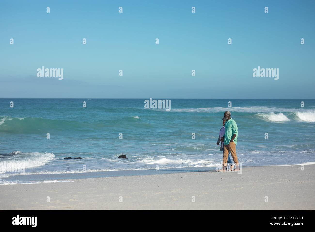 Vieux couple marchant à la plage Banque D'Images