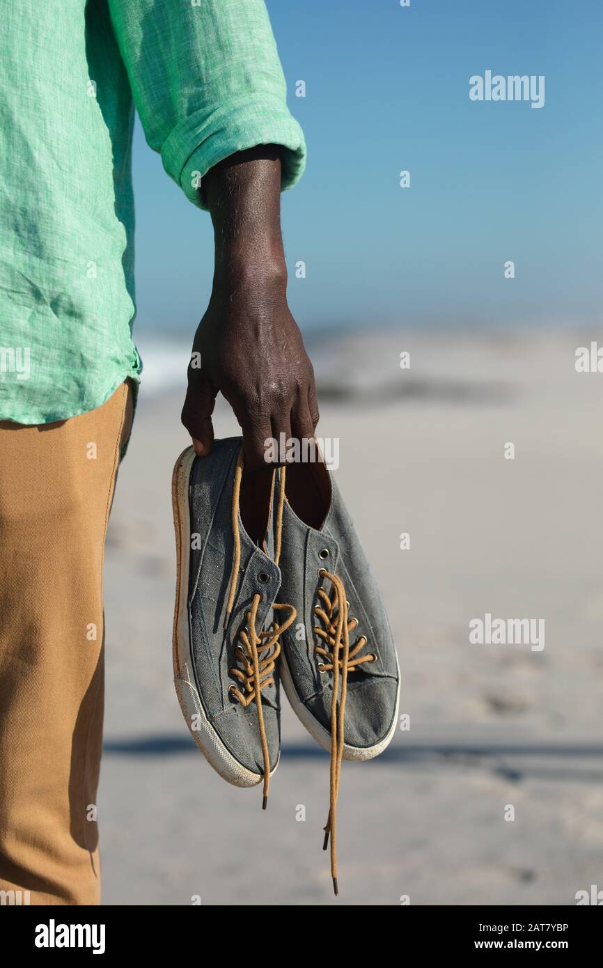 L'homme enlève ses chaussures Photo Stock - Alamy