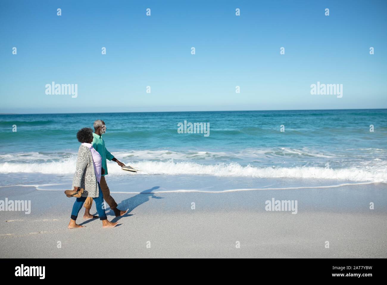Vieux couple marchant à la plage Banque D'Images
