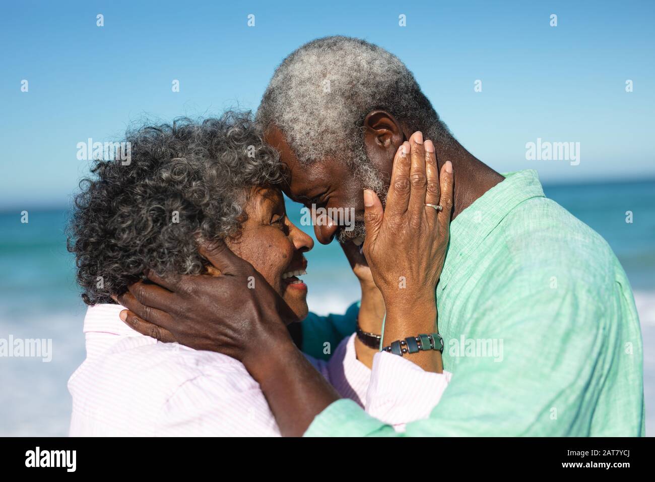Un vieux couple amoureux de la plage Banque D'Images