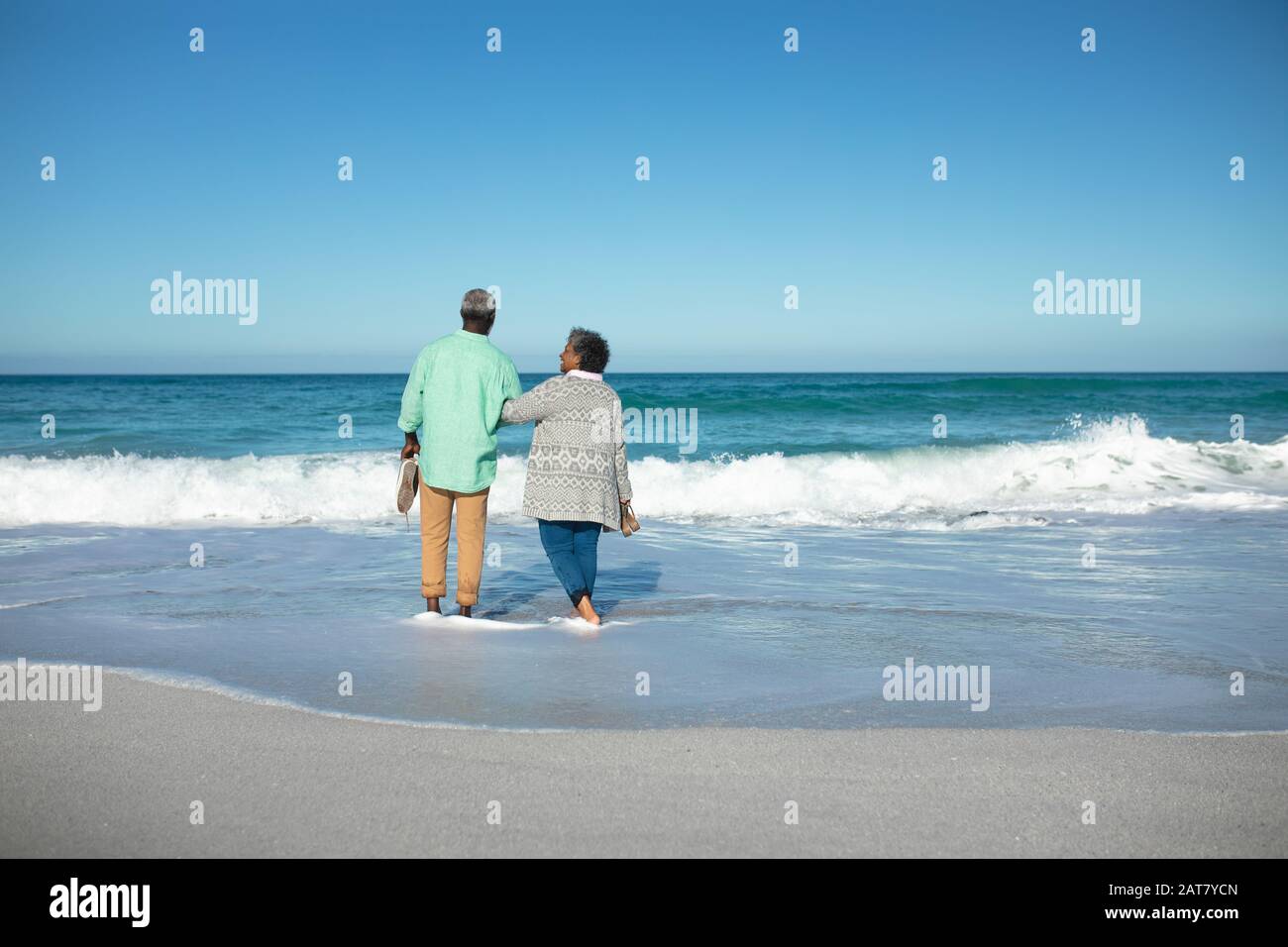 Vieux couple marchant à la plage Banque D'Images
