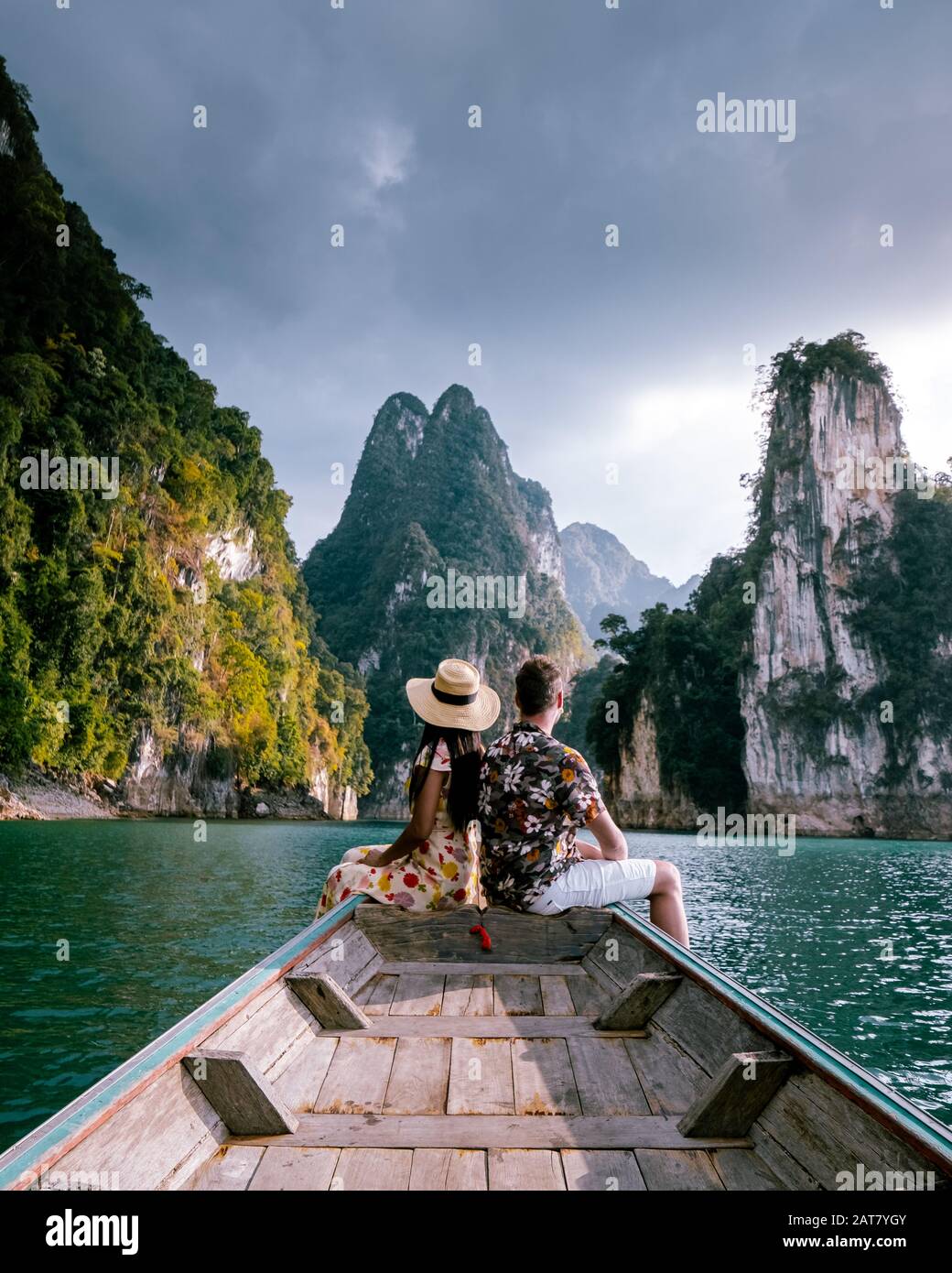 Parc national de Khao Sok barrage de Cheow Lan, barrage de Ratchaprapha ou barrage de Rajjaprabha à Suratthani, Thaïlande couple en vacances Banque D'Images