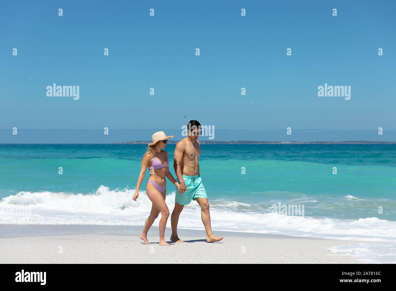 Un jeune couple marchant à côté de la plage Banque D'Images