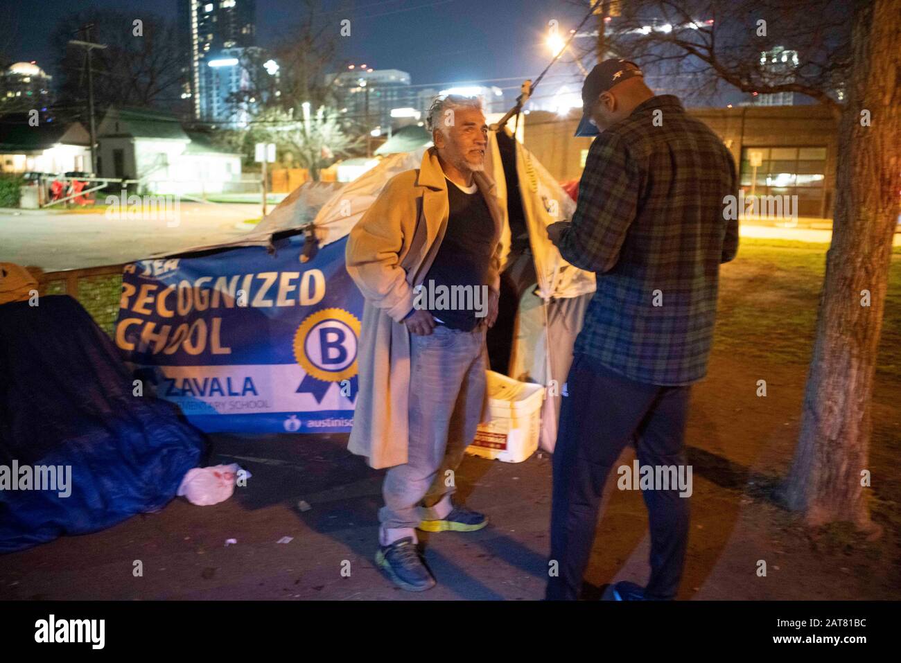 Austin, TX USA 25 janvier 2020: Les bénévoles de la Coalition Communautaire sans-abri (ECHO) D'Austin Se sont déchargés tôt samedi matin dans le recensement annuel au point-à-temps des résidents sans-abri autour de la ville. Une population de sans-abri en plein essor vivant sous des ponts et dans des espaces publics a soulevé des inquiétudes quant à l'abordabilité d'Austin alors que la croissance de la ville explose. Banque D'Images