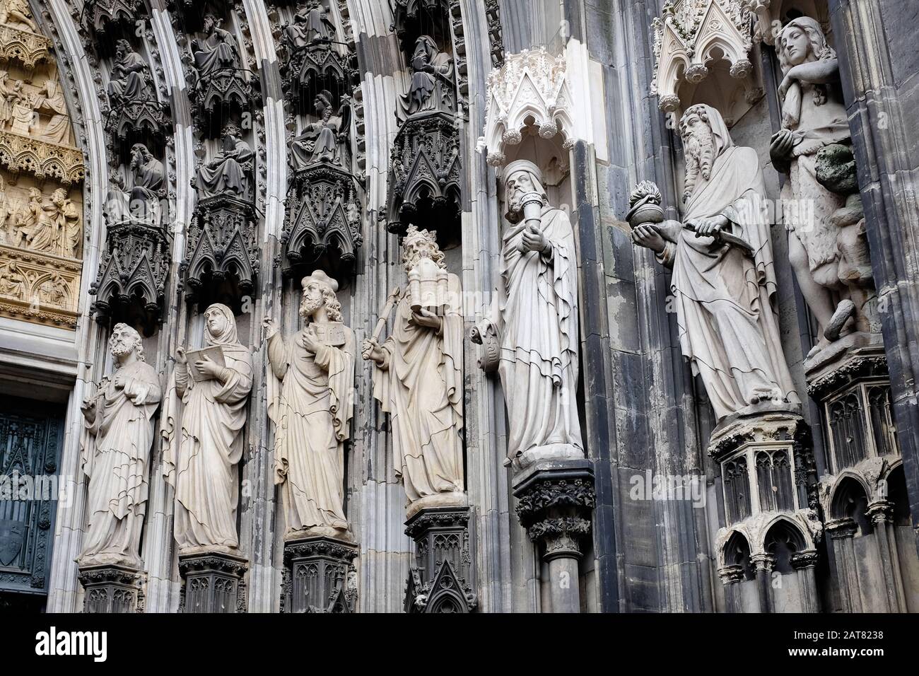 Statues à l'entrée de la cathédrale de Cologne Banque D'Images
