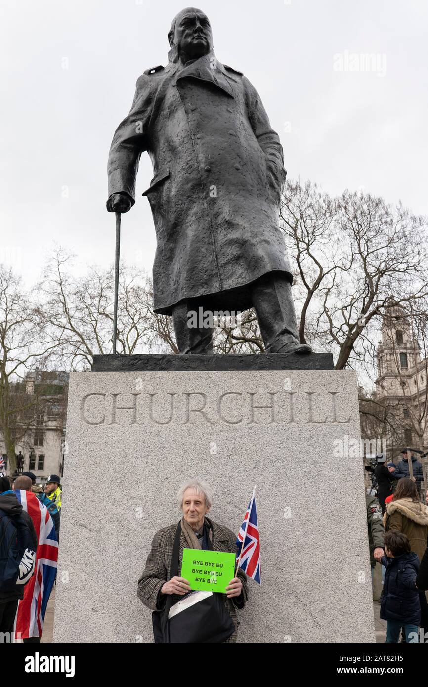 Londres, Royaume-Uni. 31 Janvier 2020. Le militant pro-Brexit, Geoff Courtney de Hillingdon UKIP, à côté de la statue de Winston Churchill sur la place du Parlement. Banque D'Images