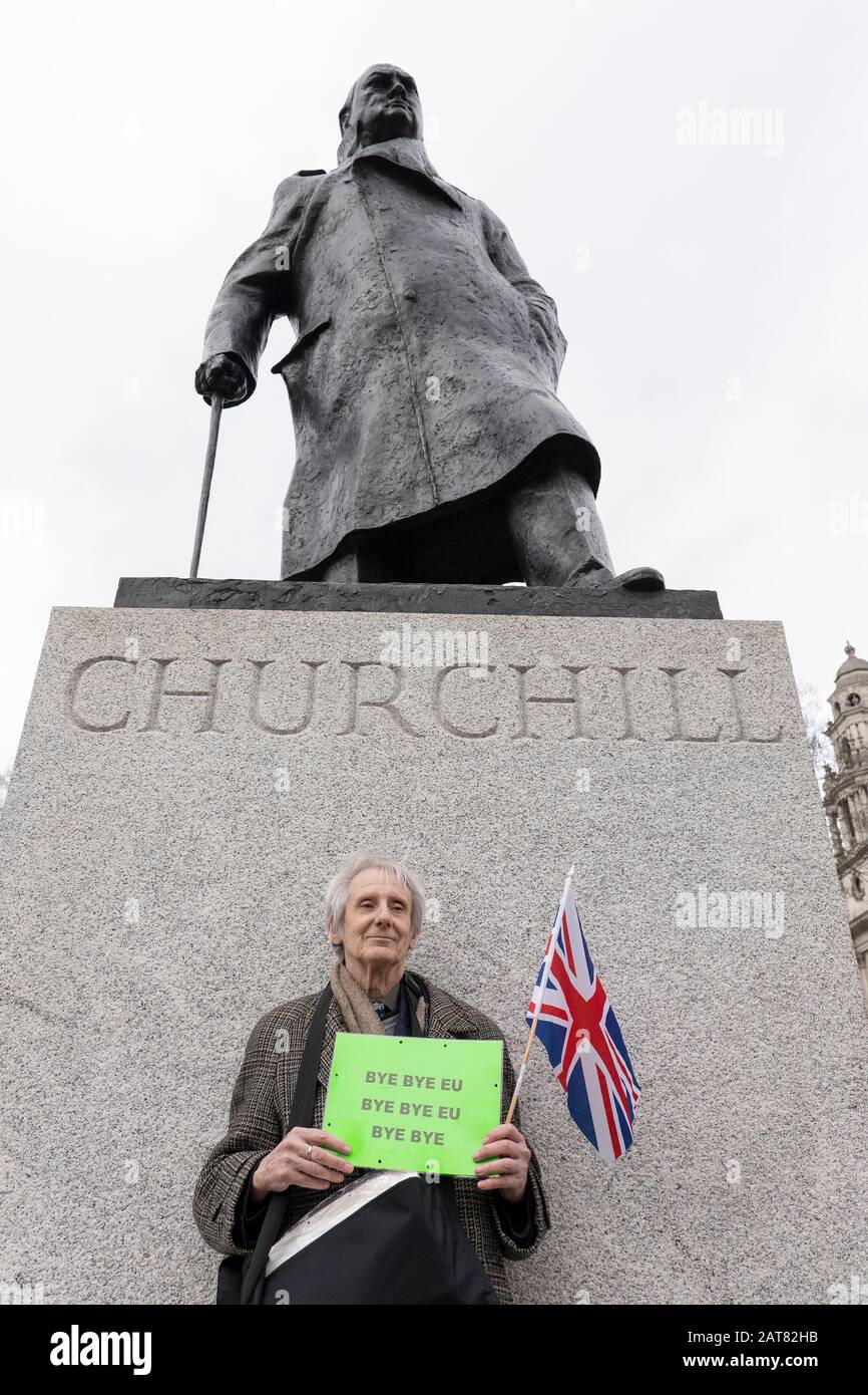 Londres, Royaume-Uni. 31 Janvier 2020. Le militant pro-Brexit, Geoff Courtney de Hillingdon UKIP, à côté de la statue de Winston Churchill sur la place du Parlement. Banque D'Images