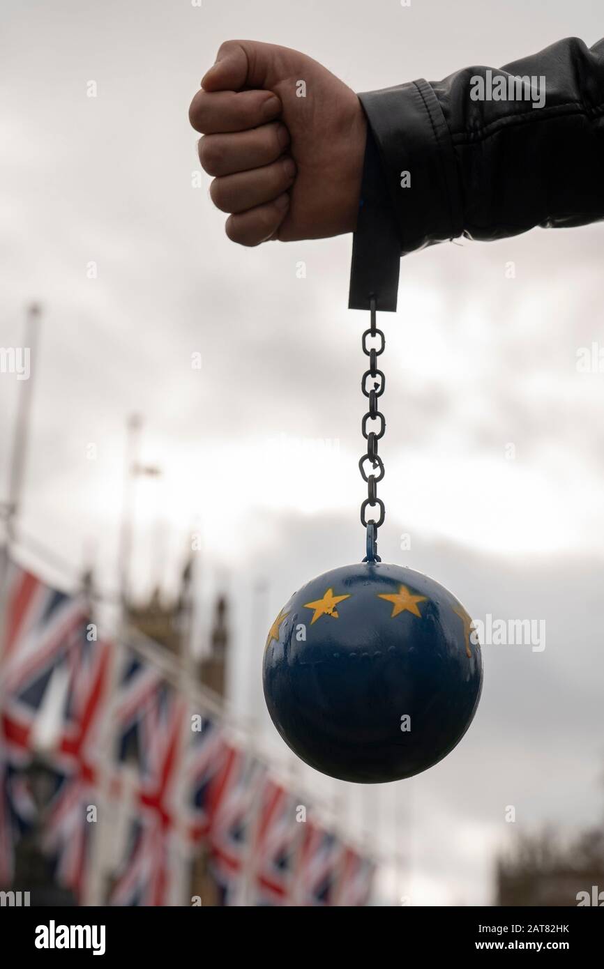 Londres, Royaume-Uni. 31 Janvier 2020. Un pro-Brexiter tient une balle bleue, peinte avec des étoiles de l'Union européenne, et chaîne sur la place du Parlement le jour du Brexit Banque D'Images