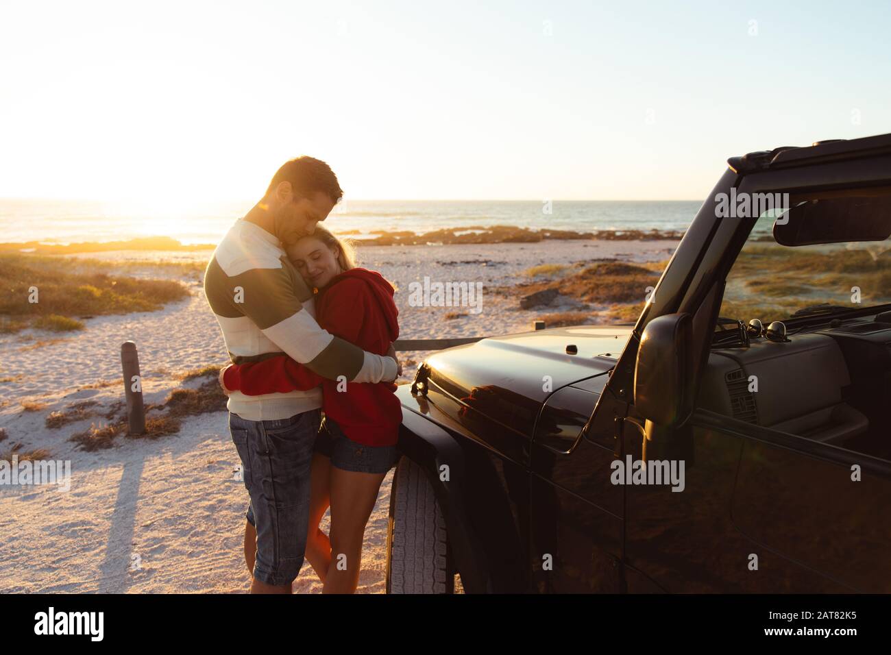 Couple avec voiture dans l'amour à la plage Banque D'Images