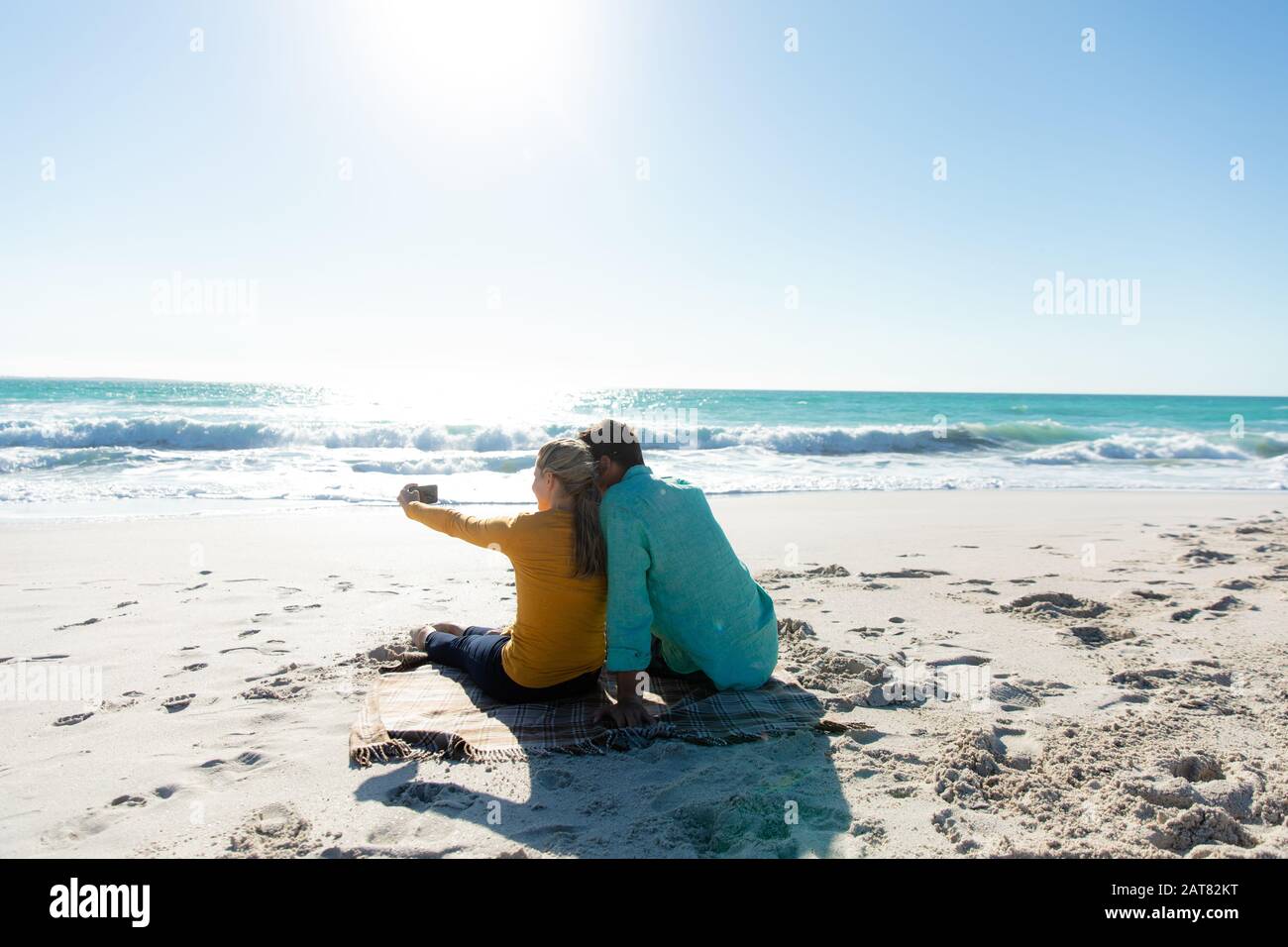 Couple prenant des selfies à la plage Banque D'Images