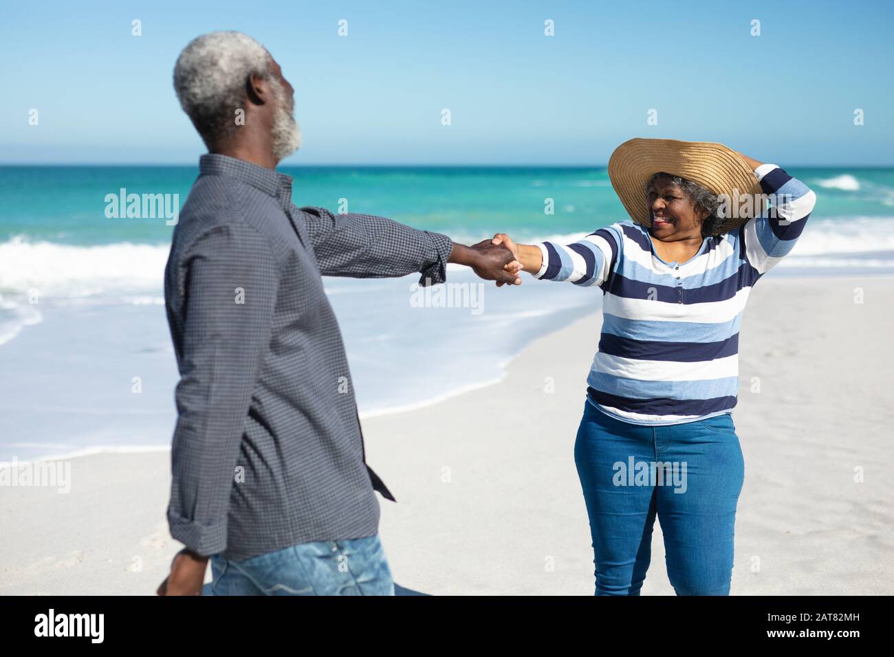 Un vieux couple s'amuser à la plage Banque D'Images