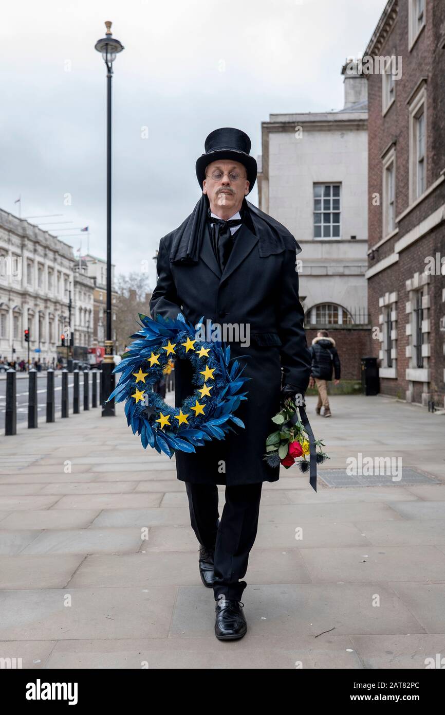 Londres, Royaume-Uni. 31 Janvier 2020. Un homme habillé comme une entreprise marche lentement le long de Whitehall tenant un récif funéraire de l'Union européenne avec 11 étoiles jaunes. Banque D'Images