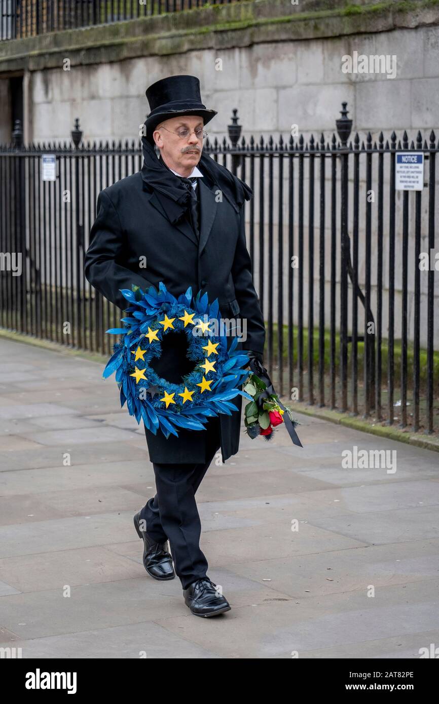 Londres, Royaume-Uni. 31 Janvier 2020. Un homme habillé comme une entreprise marche lentement le long de Whitehall tenant un récif funéraire de l'Union européenne avec 11 étoiles jaunes. Banque D'Images