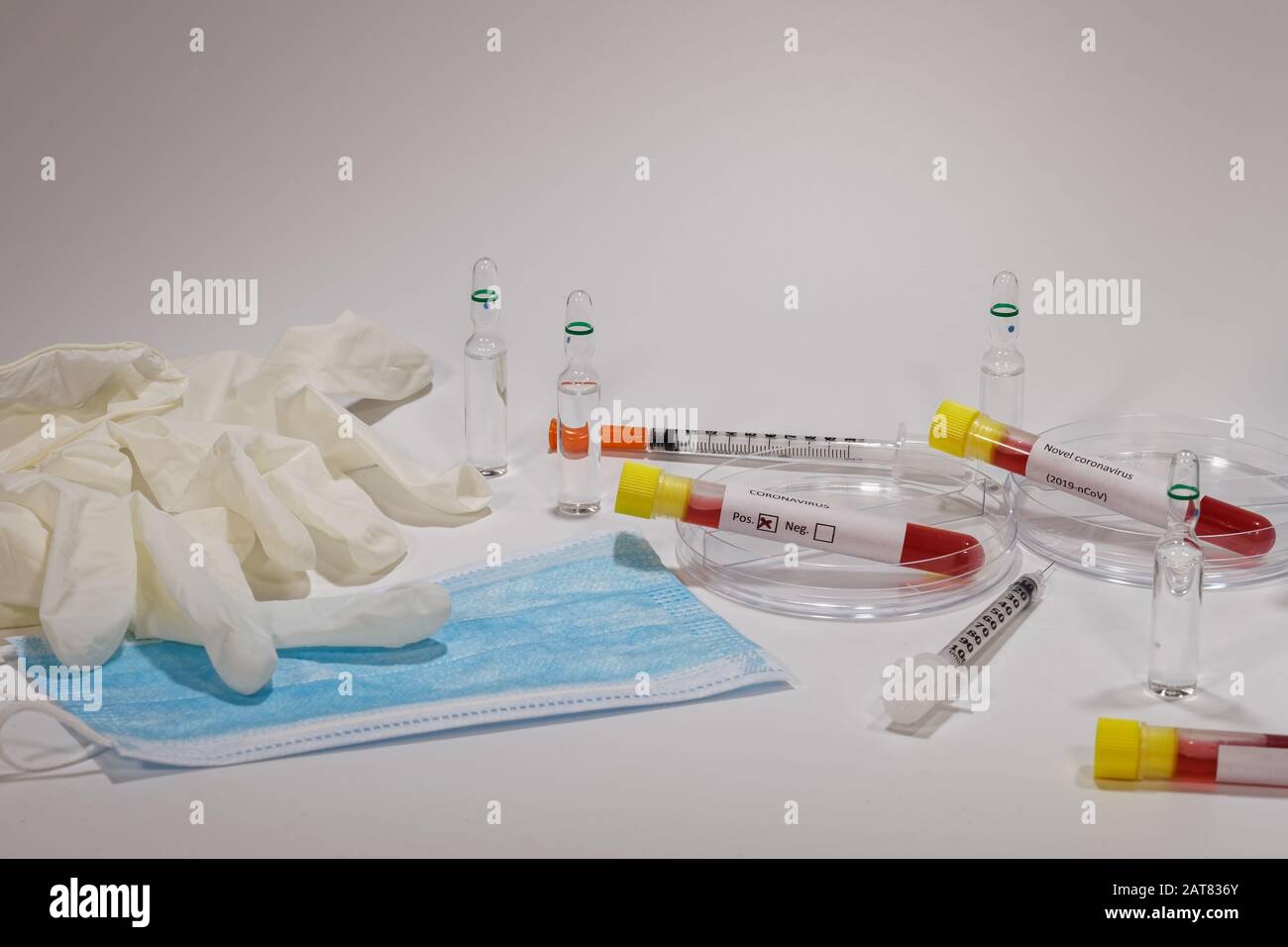 Test clinique de laboratoire de microbiologie Wuhan Coronavirus COVID-19 2019-nCoV. Équipements médicaux de laboratoire tels que tubes à sang, seringues, masques et gants vacutainer Banque D'Images