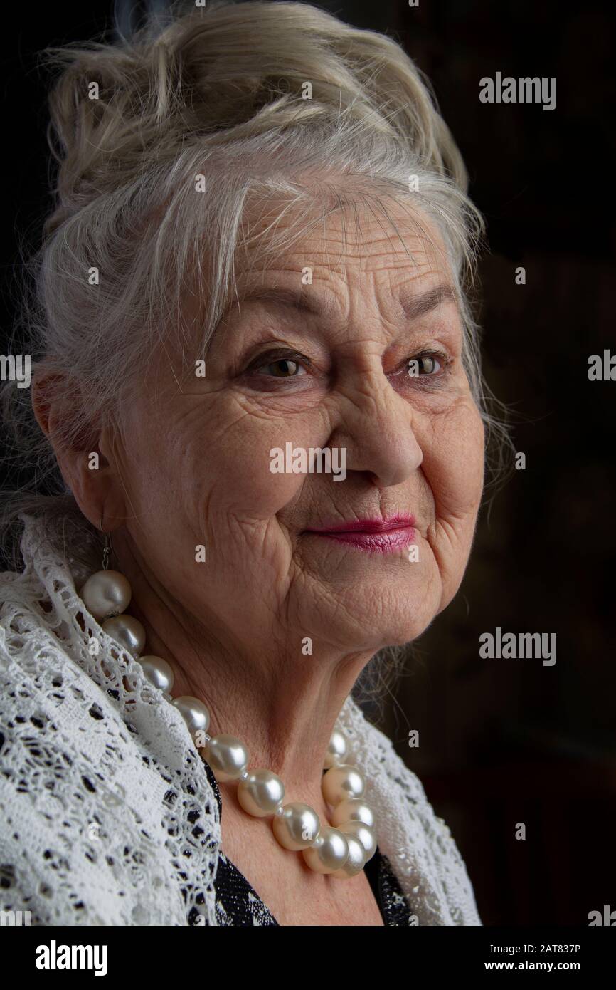 Portrait d'une femme de quatre-vingt-dix ans. Belle vieille dame. Grand-mère de luxe sur fond noir. Beauté des personnes âgées. Le stylo bien entretenu à poil gris Banque D'Images