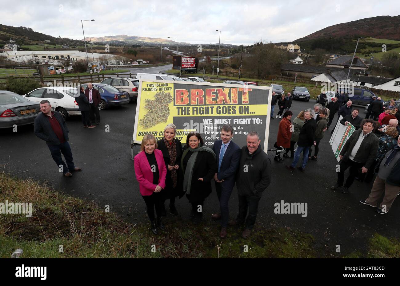 Mary Lou McDonald, leader de Sinn Fein (au centre) et Michelle O'Neiil (deuxième à gauche), assistent au dévoilement d'une affiche sur les communautés frontalières Contre le Brexit lors d'une manifestation à Carrickcarnon, à la frontière irlandaise, devant le Royaume-Uni qui quitte l'Union européenne à 23 heures vendredi. Banque D'Images