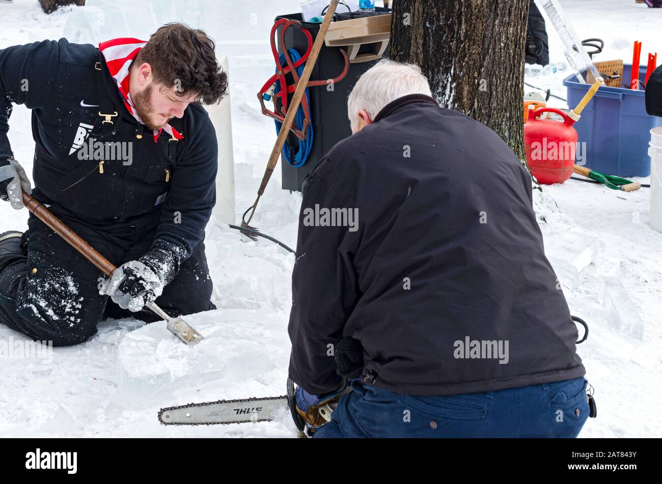 St Paul, MN/USA - 25 janvier 2020: Sculpteurs de glace sur le terrain façonnant la glace pendant la compétition au carnaval d'hiver de saint paul. Banque D'Images