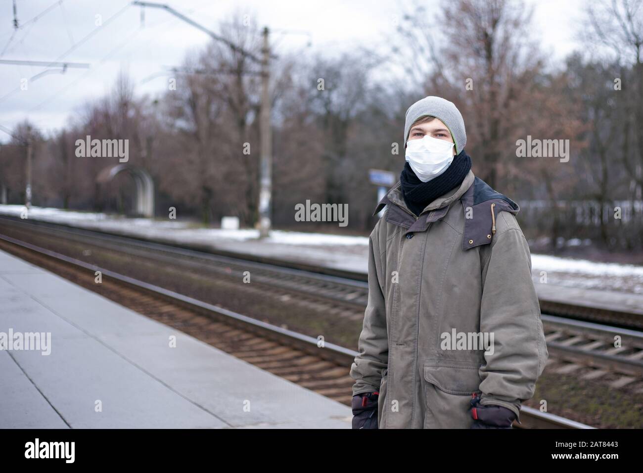 Éclosion de coronavirus mortel de maladie respiratoire en Russie, Ukraine.concept: Virus chinois ncov -2019. Guy, un homme dans un masque médical sur le pl Banque D'Images