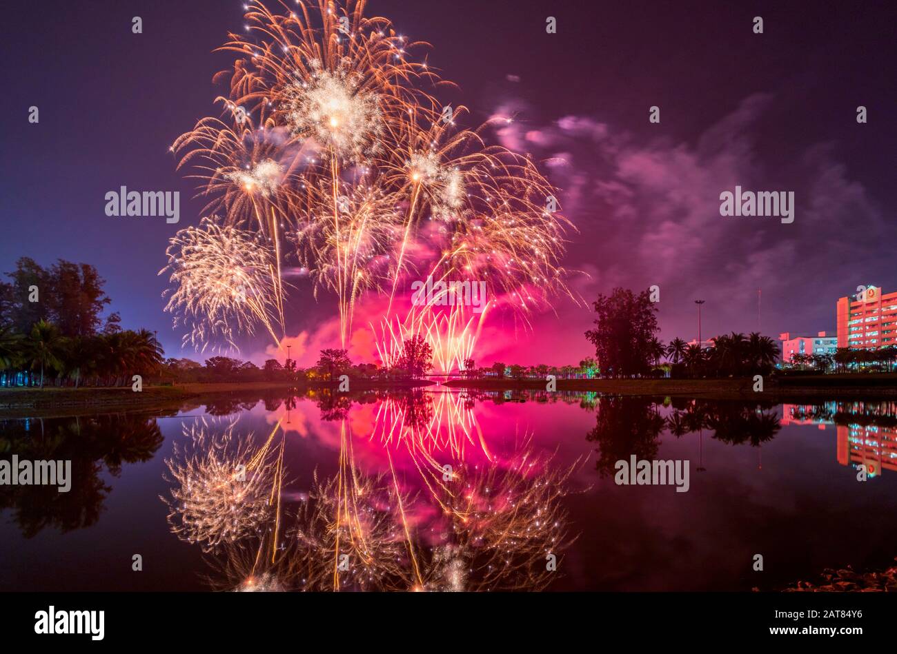 Beau Festival Des Feux D'Artifice À Udon Thani, Thaïlande Banque D'Images