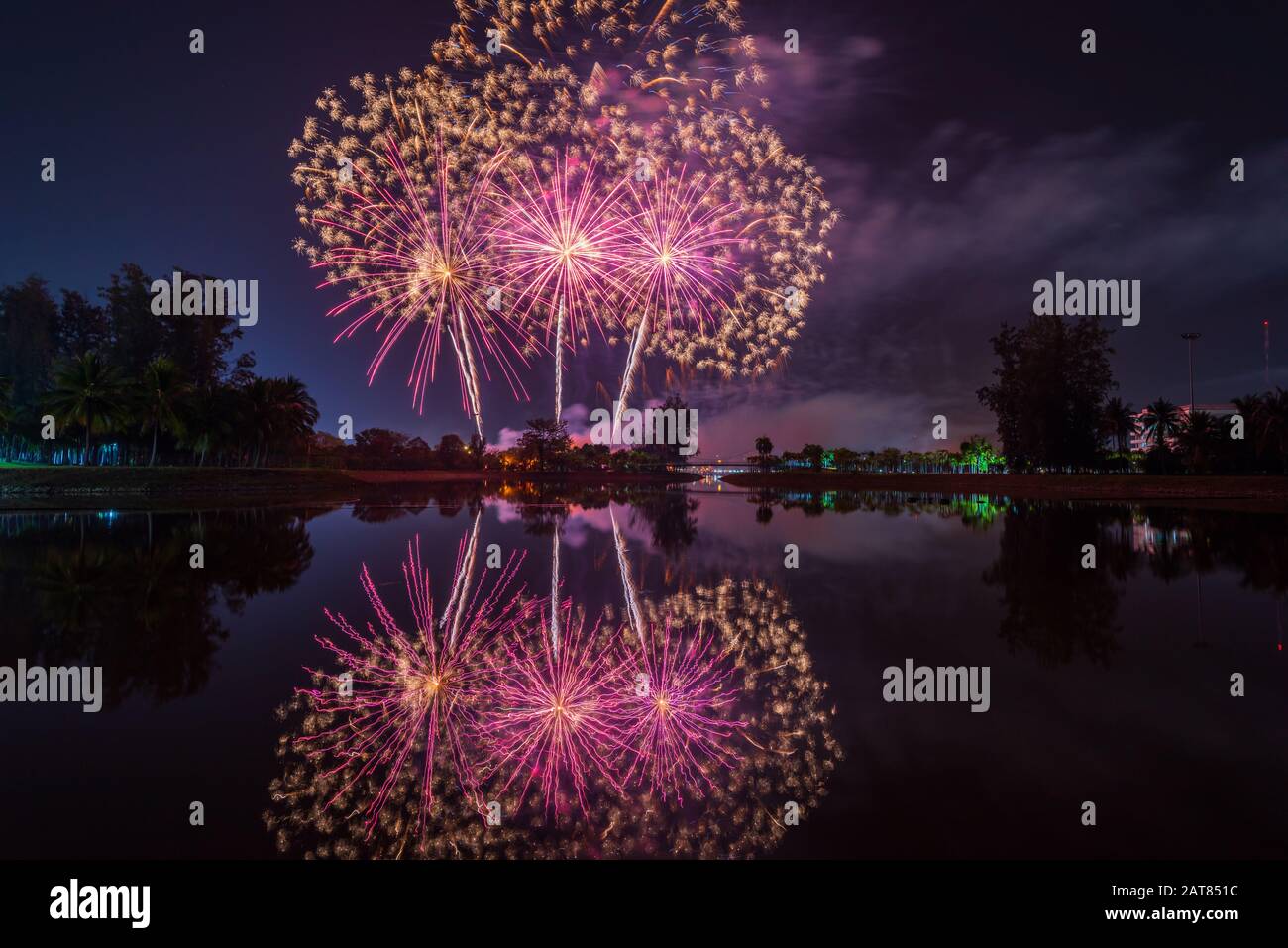 Beau Festival Des Feux D'Artifice À Udon Thani, Thaïlande Banque D'Images