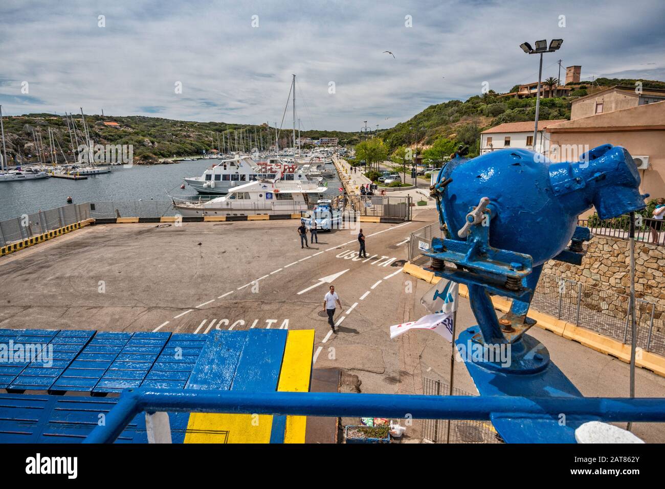 Mme Ichnusa, bretelle de descente du ferry BluNavy après son arrivée au  terminal de Santa Teresa di Gallura, Sassari, Sardaigne, Italie Photo Stock  - Alamy