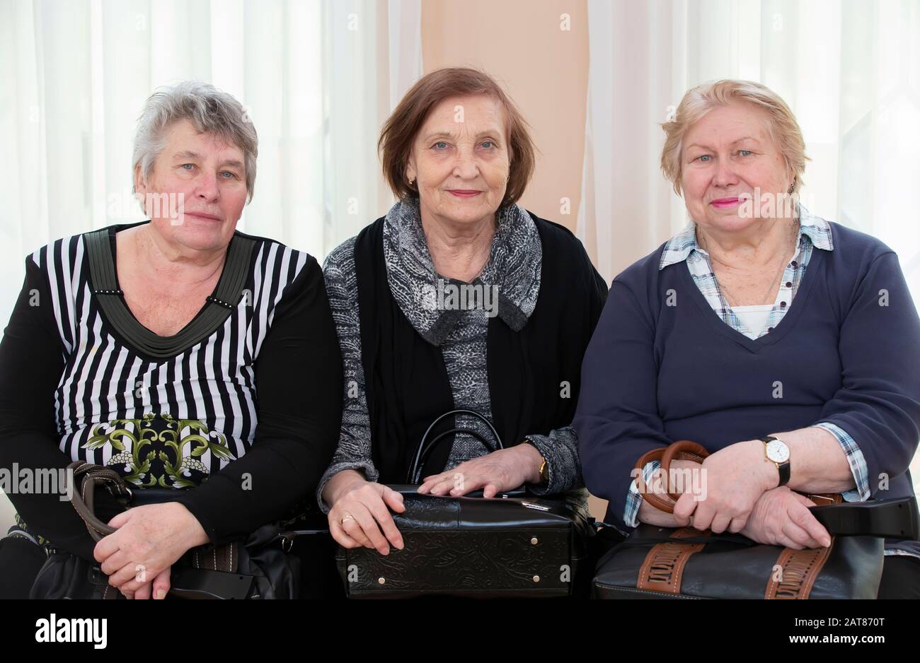 Trois femmes âgées. Vieilles amies. Retraité. Soixante-dix ans de femmes. Banque D'Images
