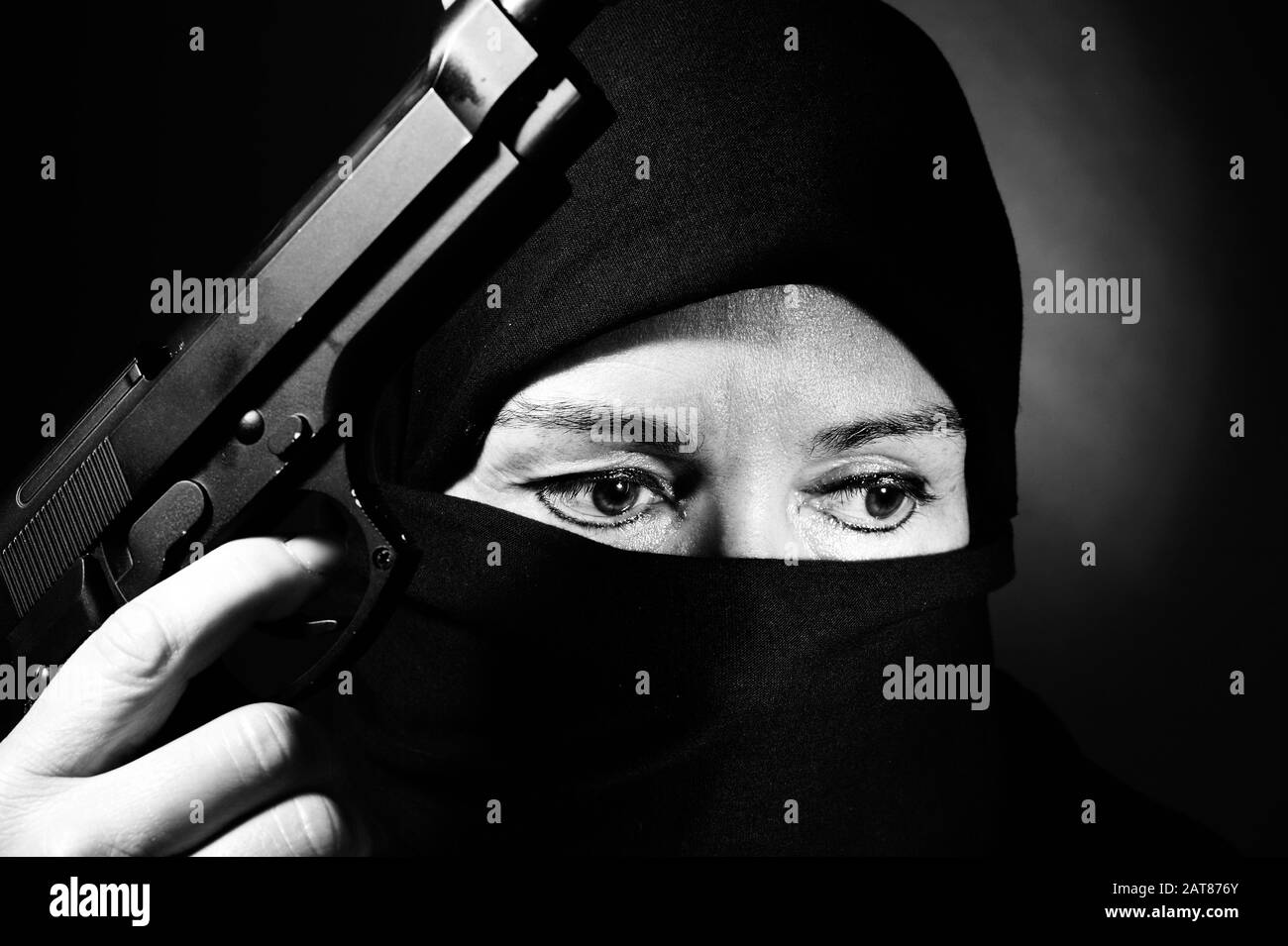 gros plan de la femme voilée du moyen-orient avec arme à feu Banque D'Images