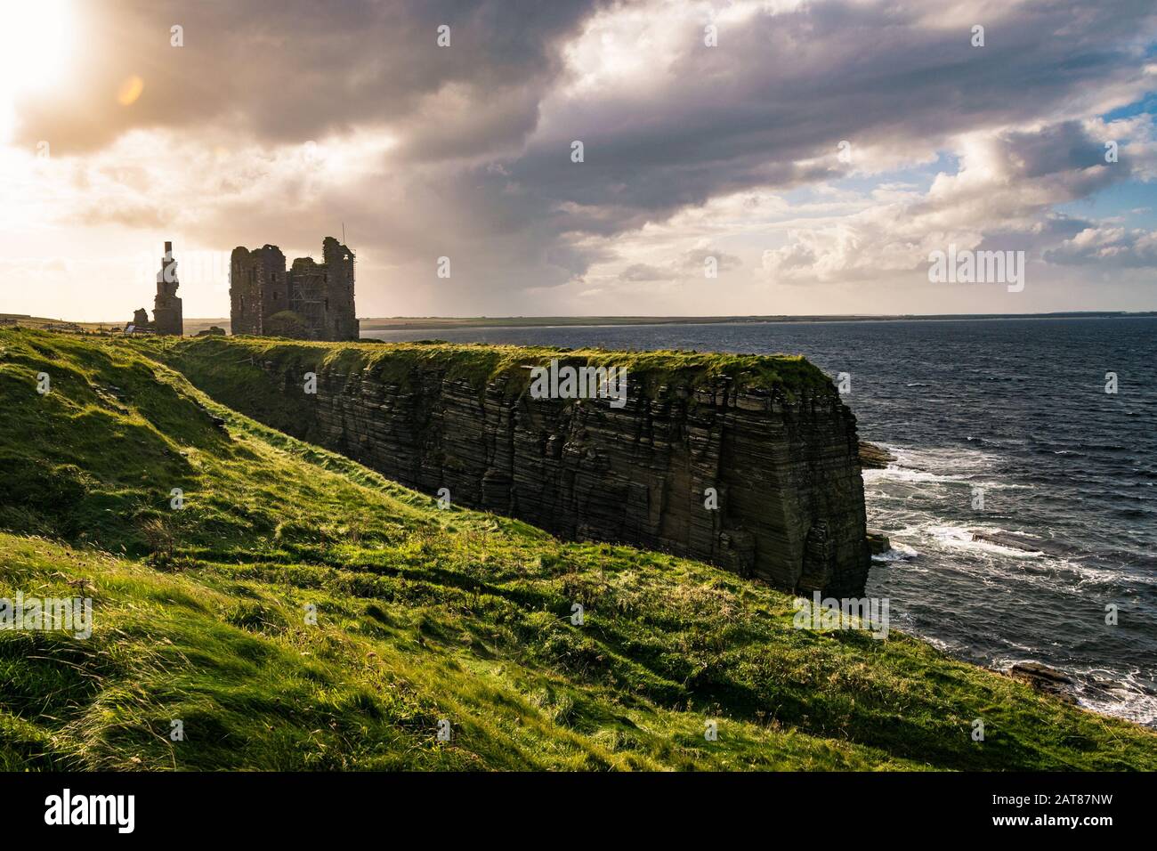 Paysage côtier du nord de l'Écosse avec des ruines du château Sinclair Girnigoe, près de Wick, au coucher du soleil. Banque D'Images