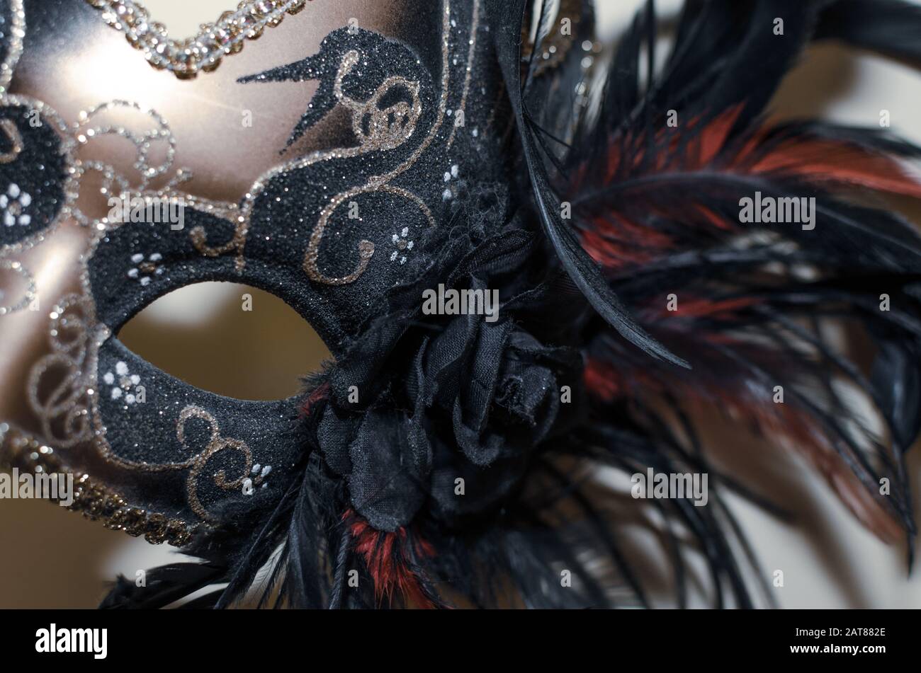 Un masque vénitien carnaval de couleur dorée avec paillettes et plumes de brocart Banque D'Images