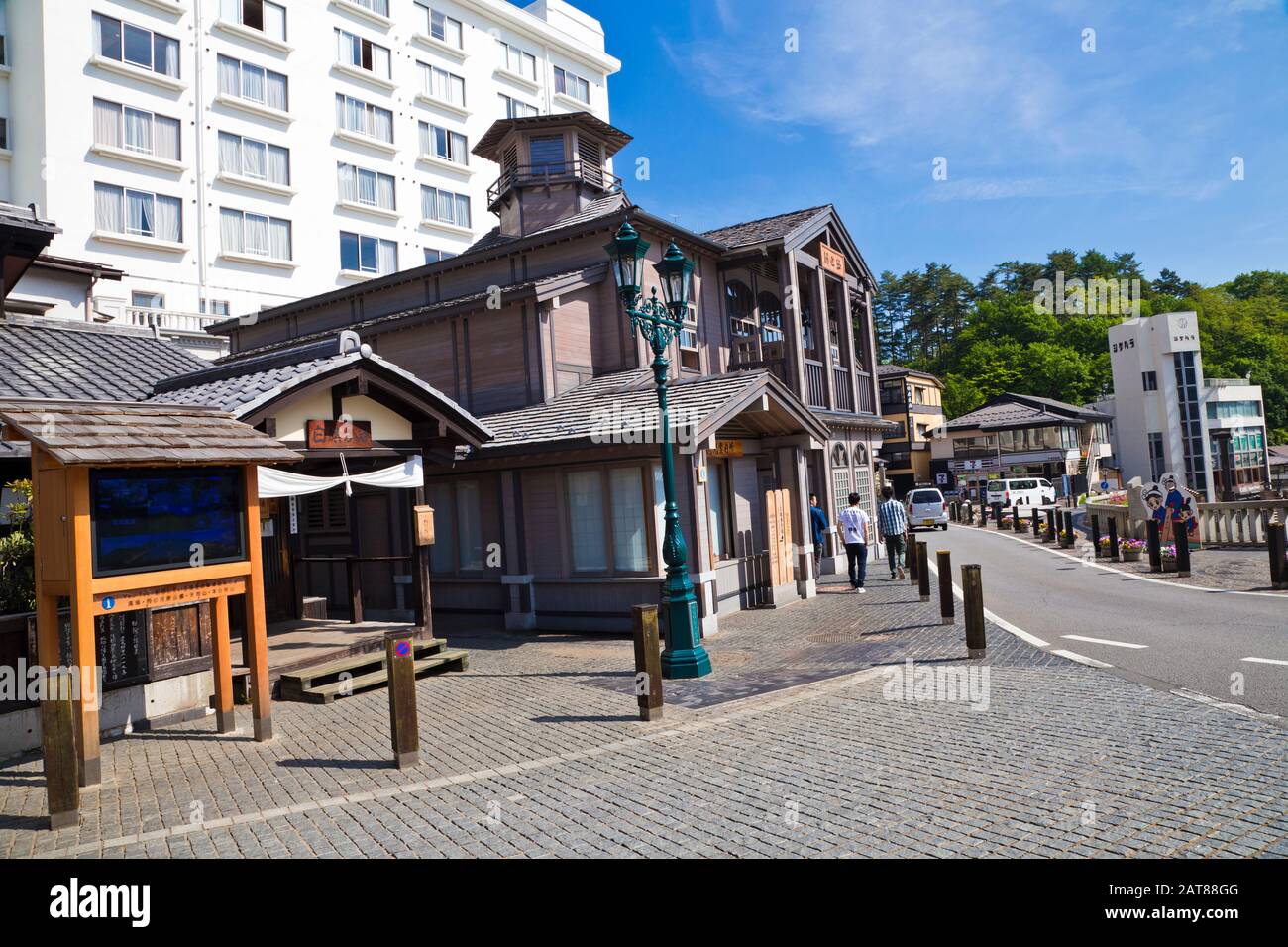 Gunma, Japon - juin 2019 : Yubatake onsen, boîtes en bois à ressort chaud avec eau minérale à Kusatsu onsen, préfecture de Gunma, Japon. Banque D'Images