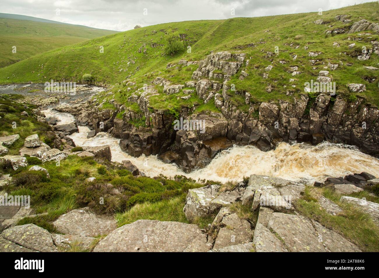 La chute d'eau du Chaudron sur les Tees de la rivière, à la frontière entre le comté de Durham et Cumbria, en Angleterre Banque D'Images