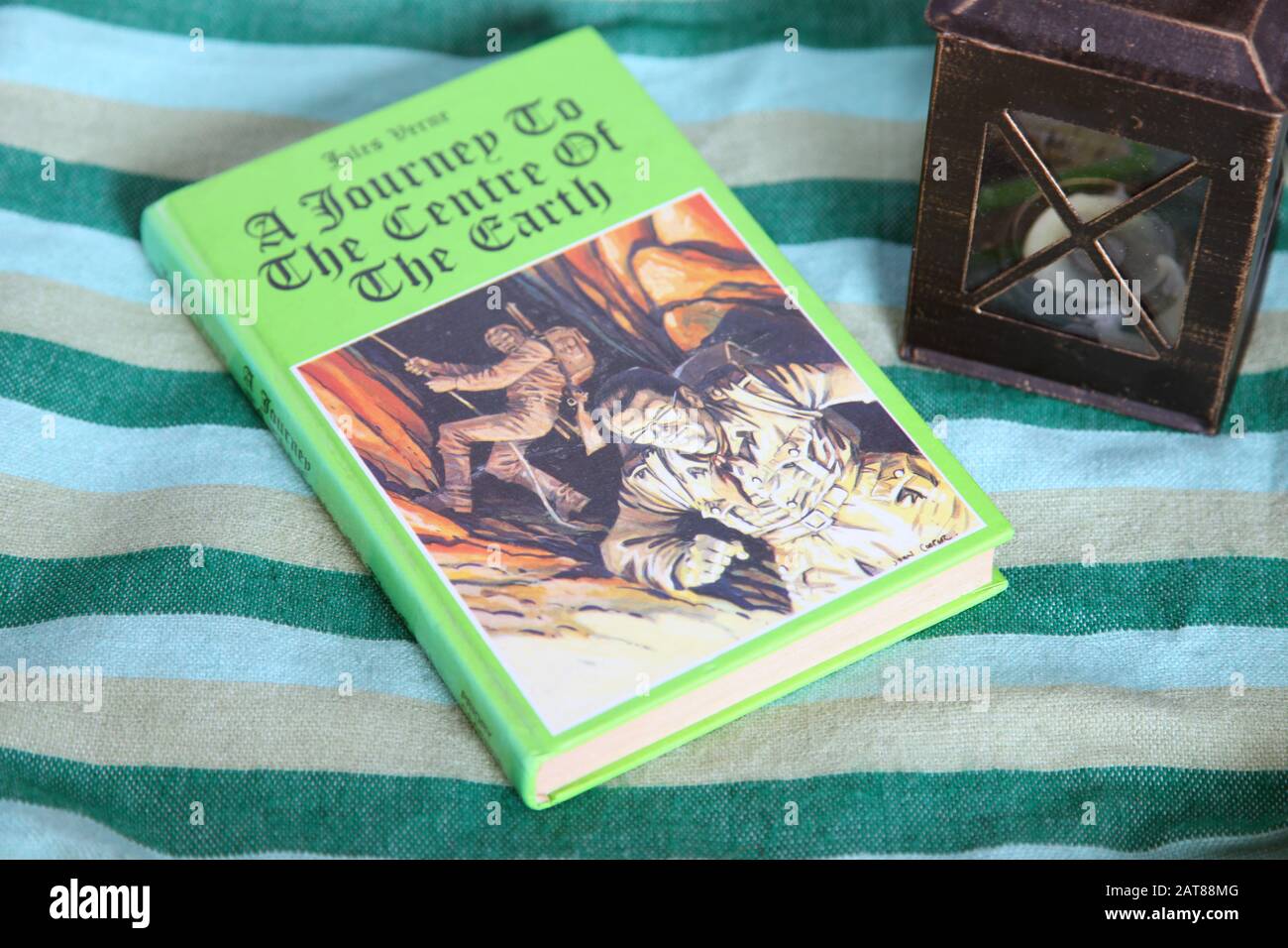 Jules Verne Voyage au Centre de la Terre, livre de Hardback, style Instagram Banque D'Images