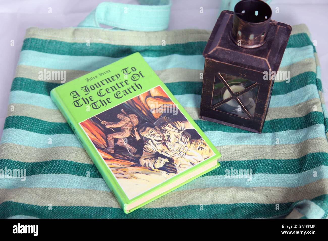 Jules Verne Voyage au Centre de la Terre, livre de Hardback, style Instagram Banque D'Images