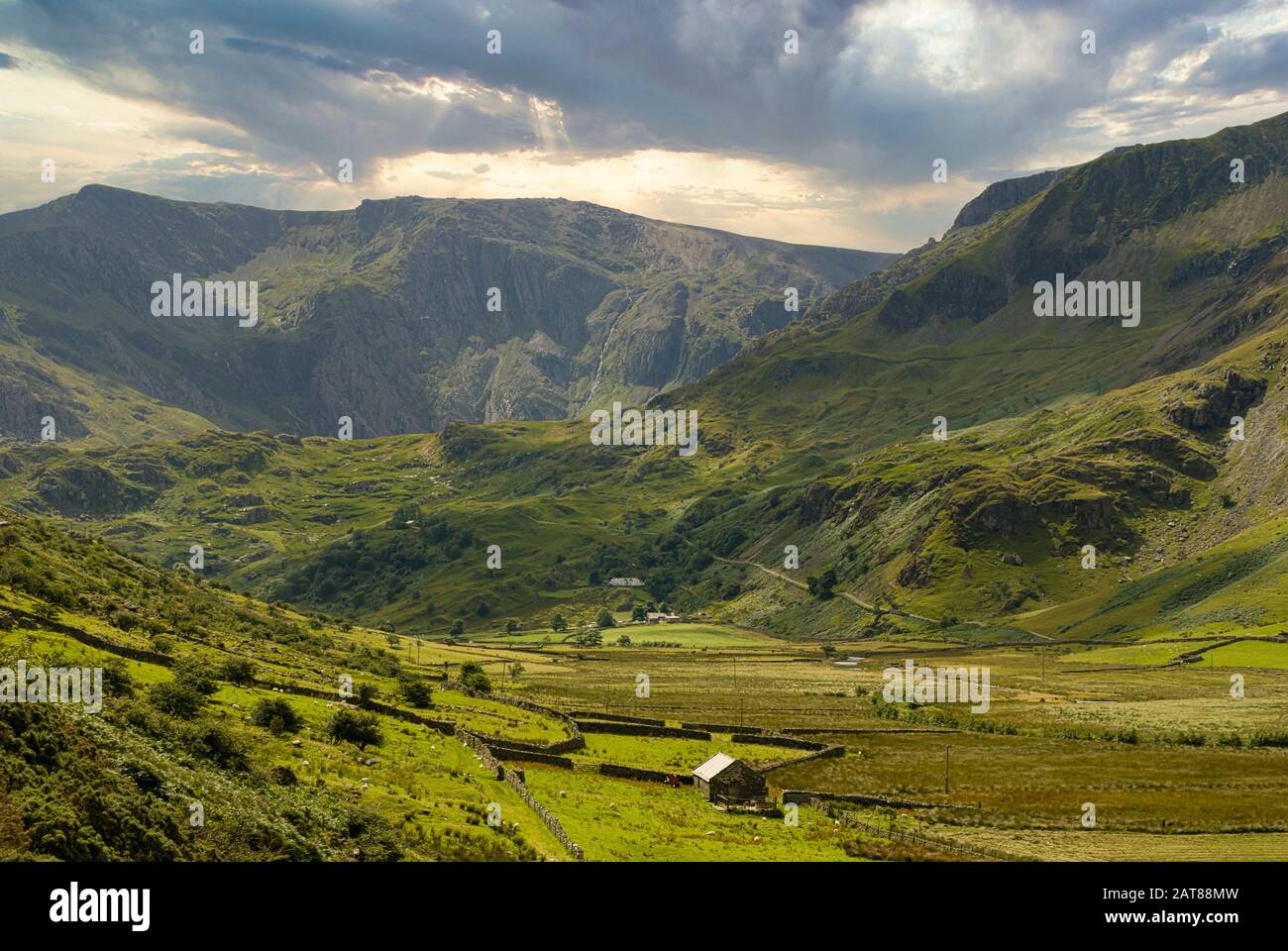 Vue sur la chaîne de montagnes de Glyderau le long du col Nant Ffrancon dans le parc national de Snowdonia au nord du Pays de Galles au Royaume-Uni Banque D'Images