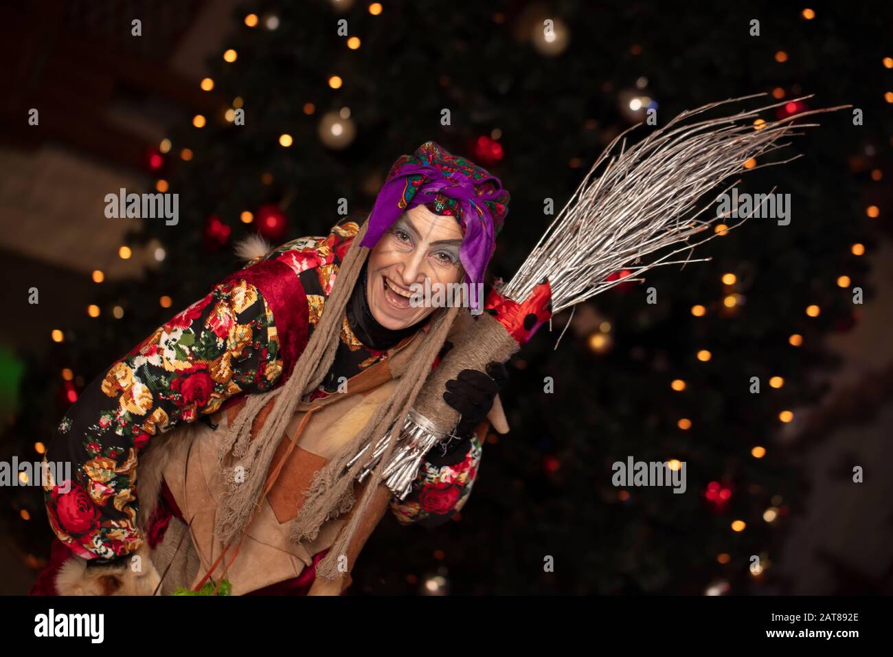 Baba Yaga avec un balai sur l'arrière-plan de l'arbre de Noël.sorcière russe. Banque D'Images