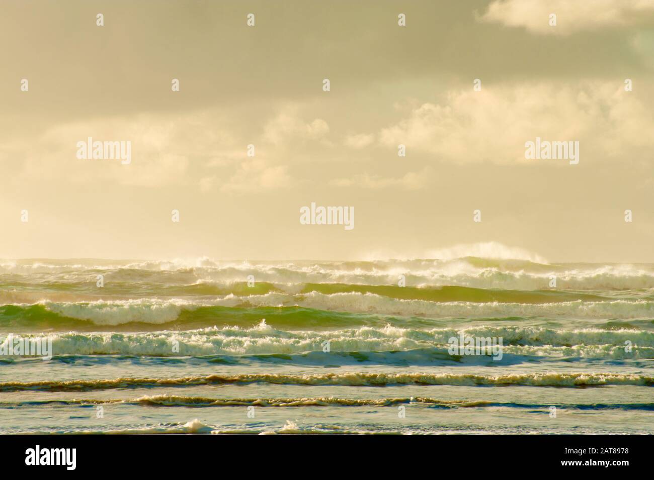 Contexte et espace de copie dans cette image d'assaisonnement de nuages au-dessus de l'océan Pacifique sur la côte de l'Oregon Banque D'Images