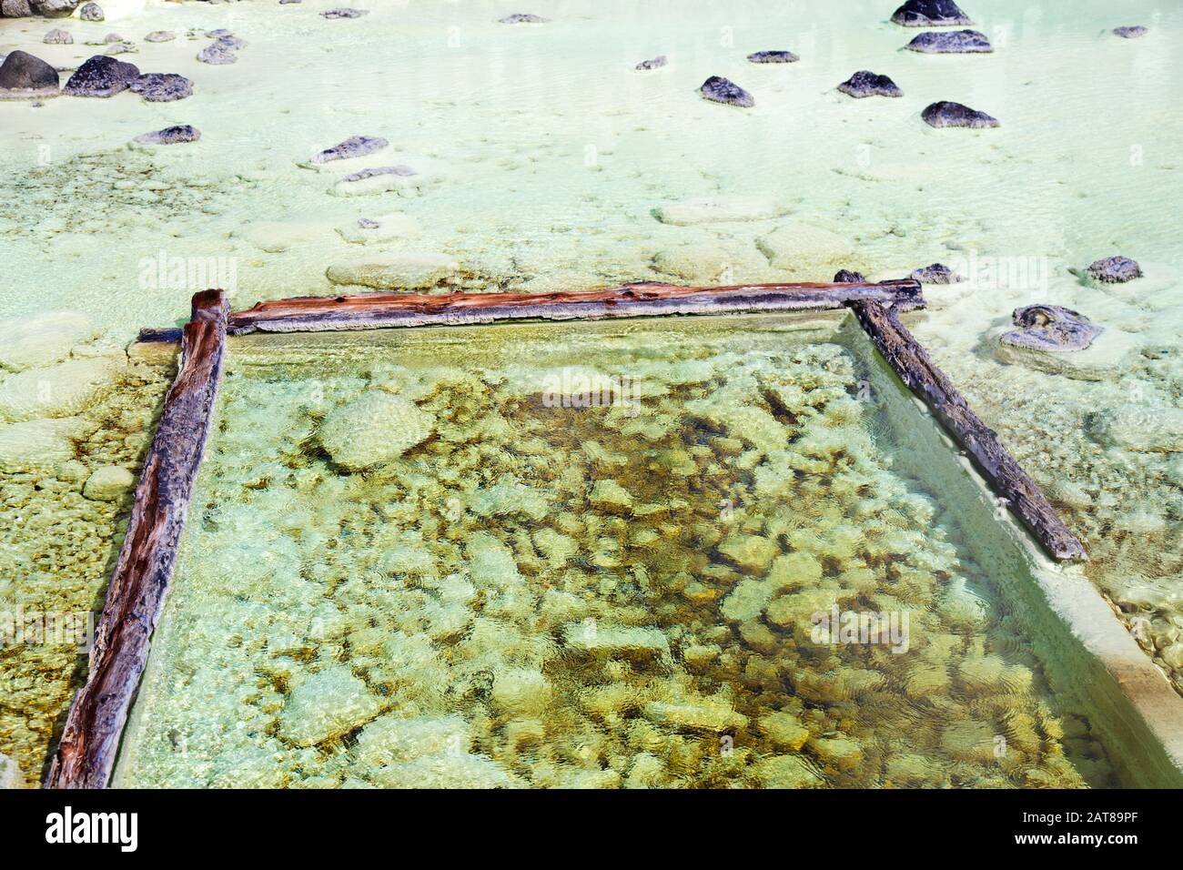 Yubatake onsen, Hot spring de caisses en bois avec de l'eau minérale en Kusatsu onsen, Gunma Prefecture, Japan. Banque D'Images