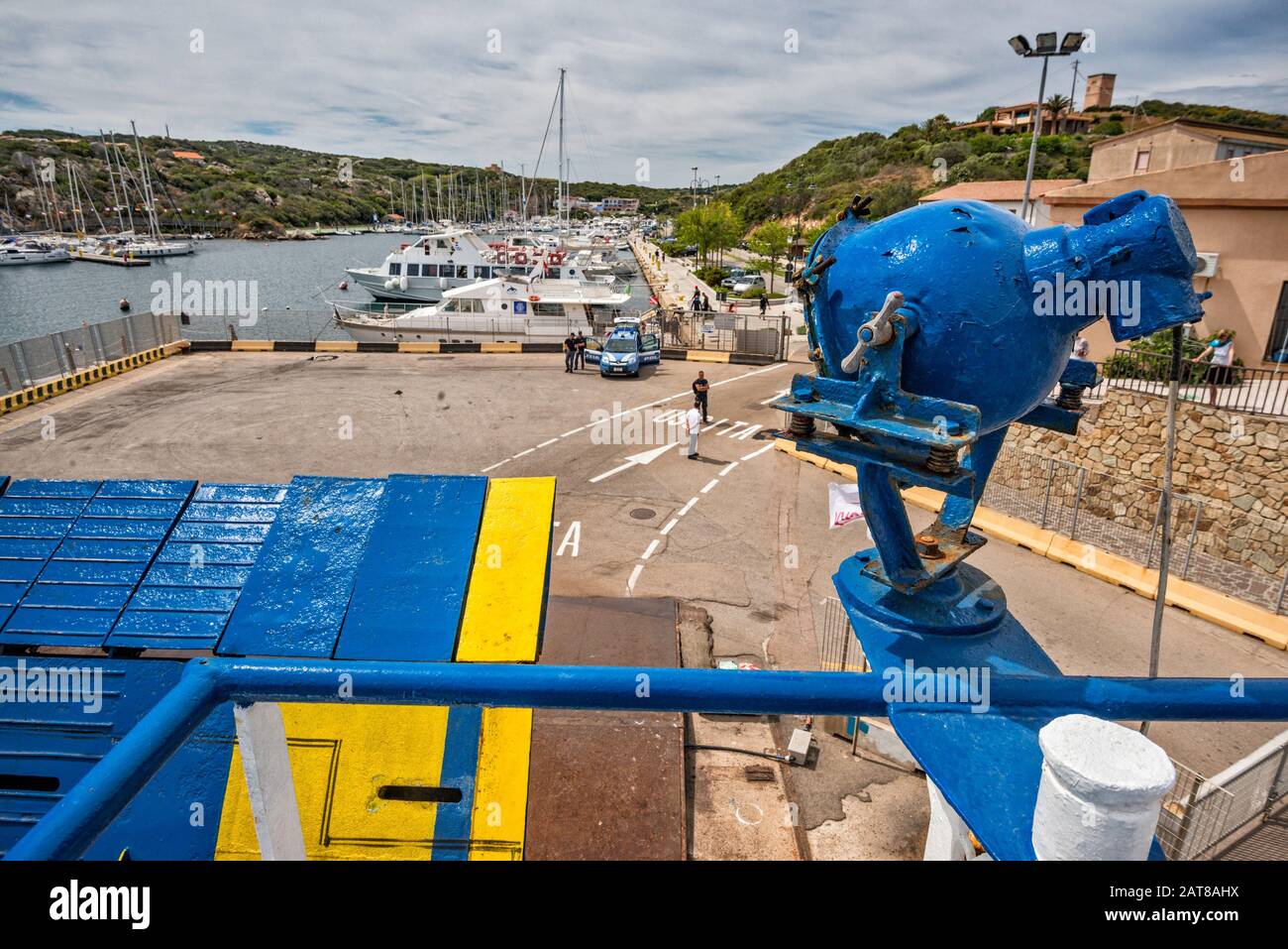 Mme Ichnusa, bretelle de descente du ferry BluNavy après son arrivée au terminal de Santa Teresa di Gallura, Sassari, Sardaigne, Italie Banque D'Images