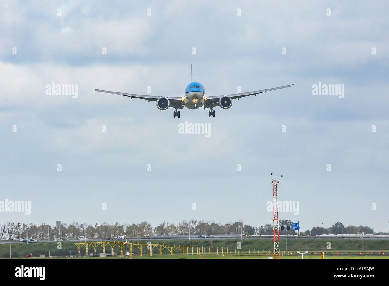 Un Boeing 777-300 de KLM Royal Dutch Airlines atterrit à l'aéroport d'Amsterdam Schiphol AMS EHAM aux Pays-Bas sur la piste Polderbaan. L'avion a la certification ETOPS pour le vol transatlantique. Banque D'Images